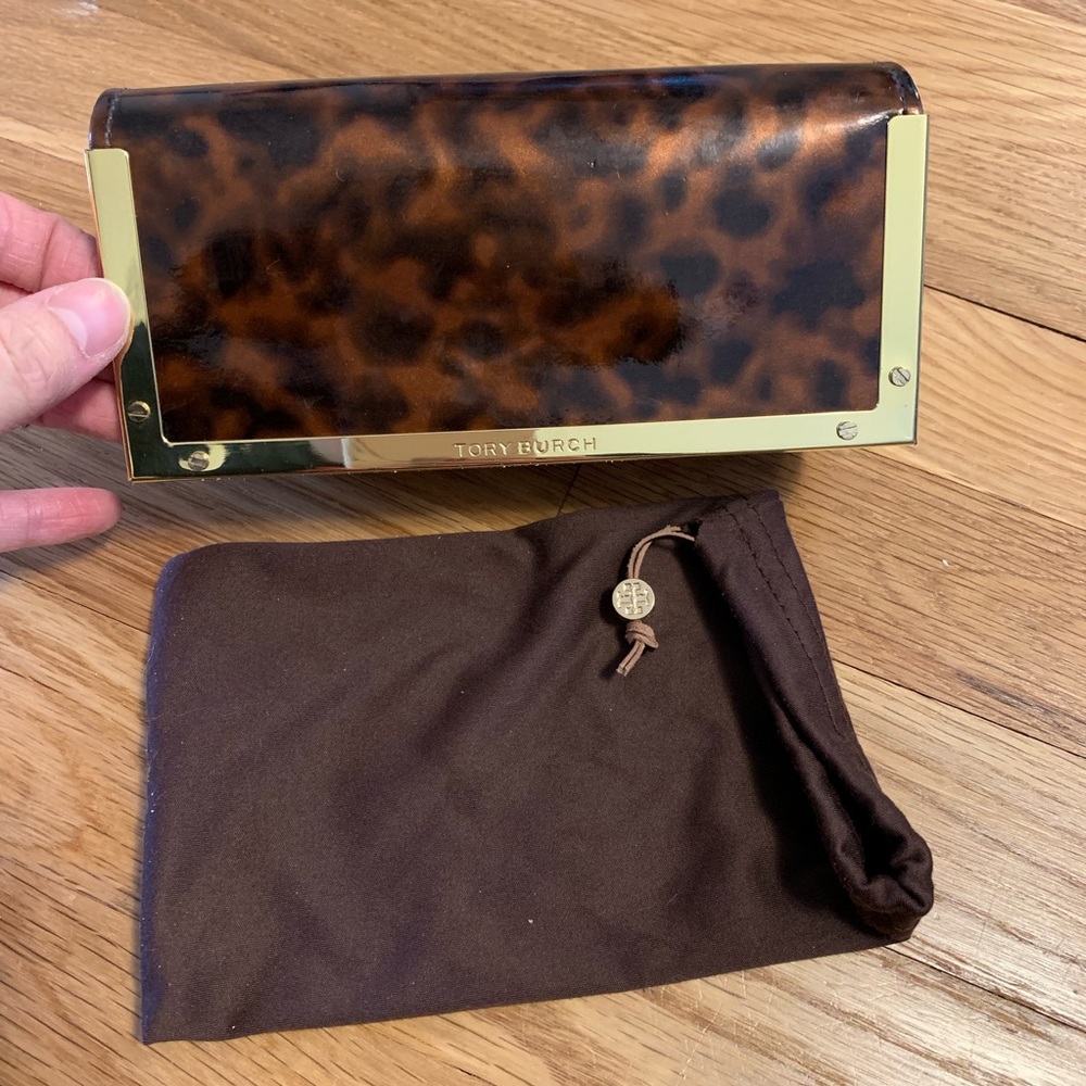 Tory burch sunglass case with sleeve